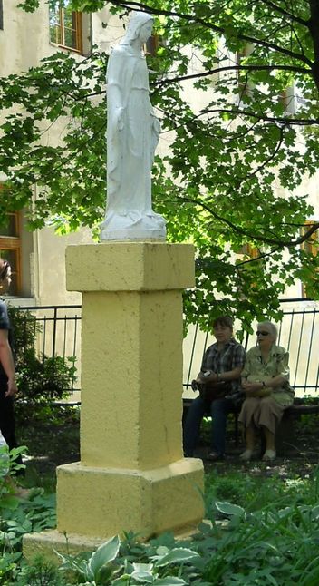 Figura przed kościołem św.Kazimierza
