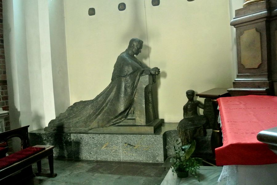 Kaplica św. Franciszka Ksawerego - pomnik  A Hlonda Kopia