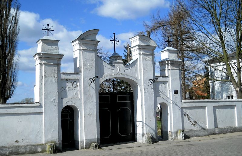 Brama na plac pokościelnym